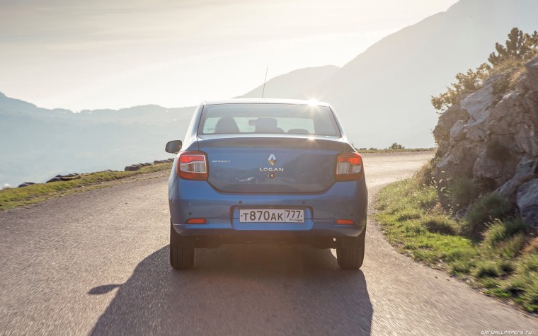 Рено Логан на дороге