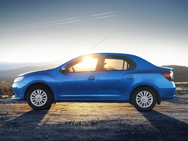 Рено Логан в лесу