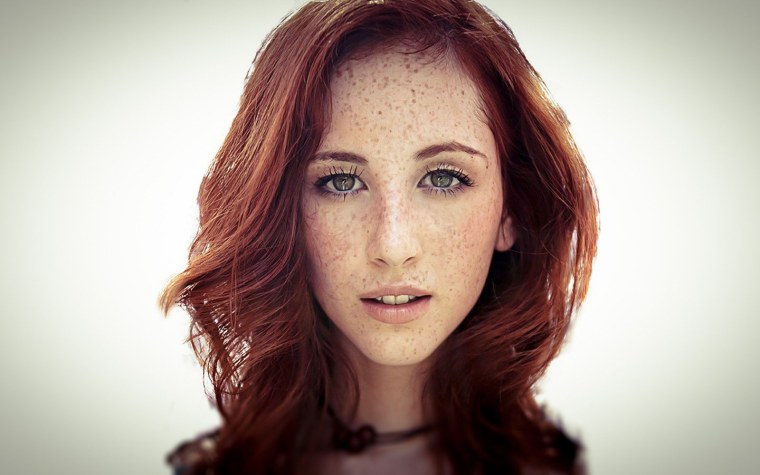 Кареглазые девушки с веснушками