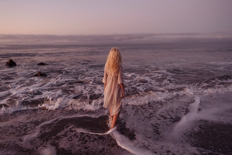 Девушка на берегу моря