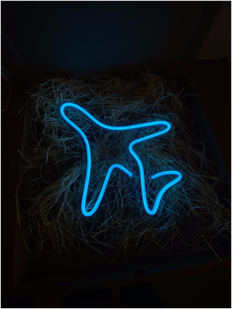 Неоновая вывеска самолет