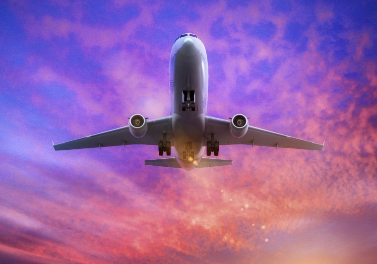 Самолет на фиолетовом фоне