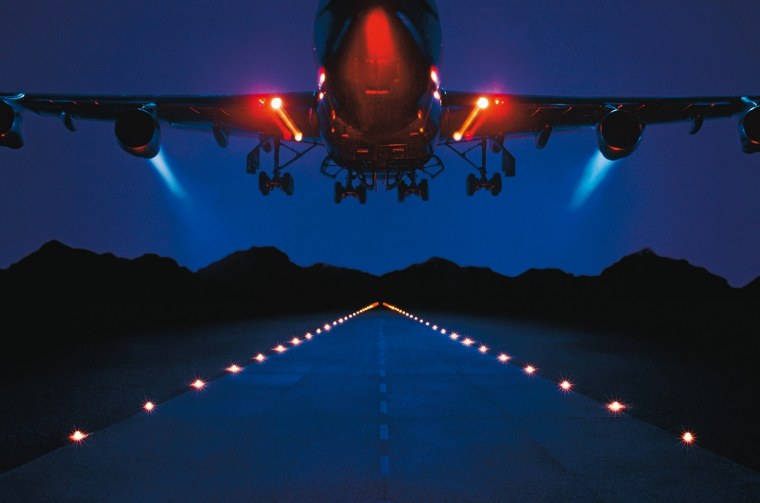 Огни самолета в ночном небе