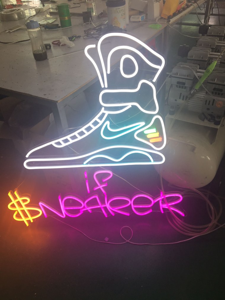 Неоновые значки