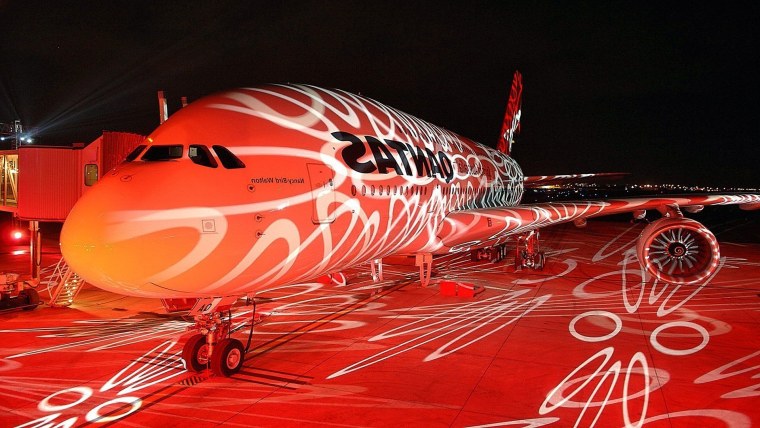 Красный пассажирский самолет