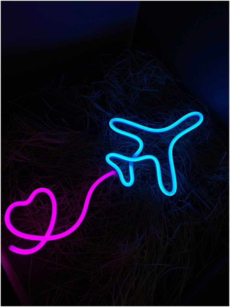 Неоновая вывеска самолет