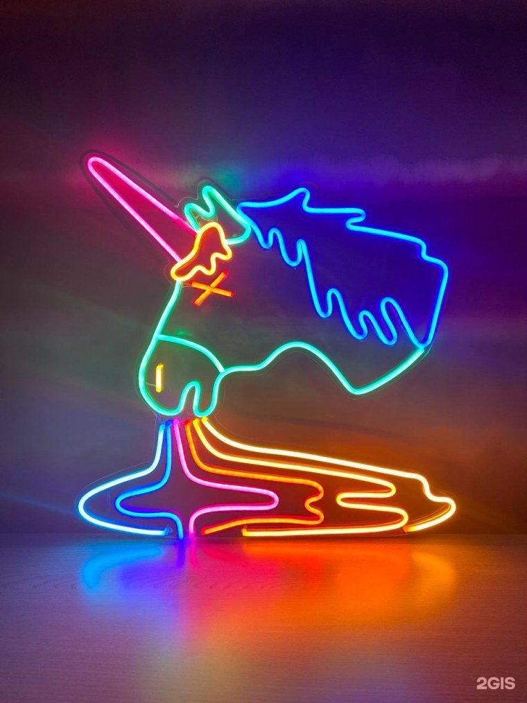 Неоновая вывеска самолет