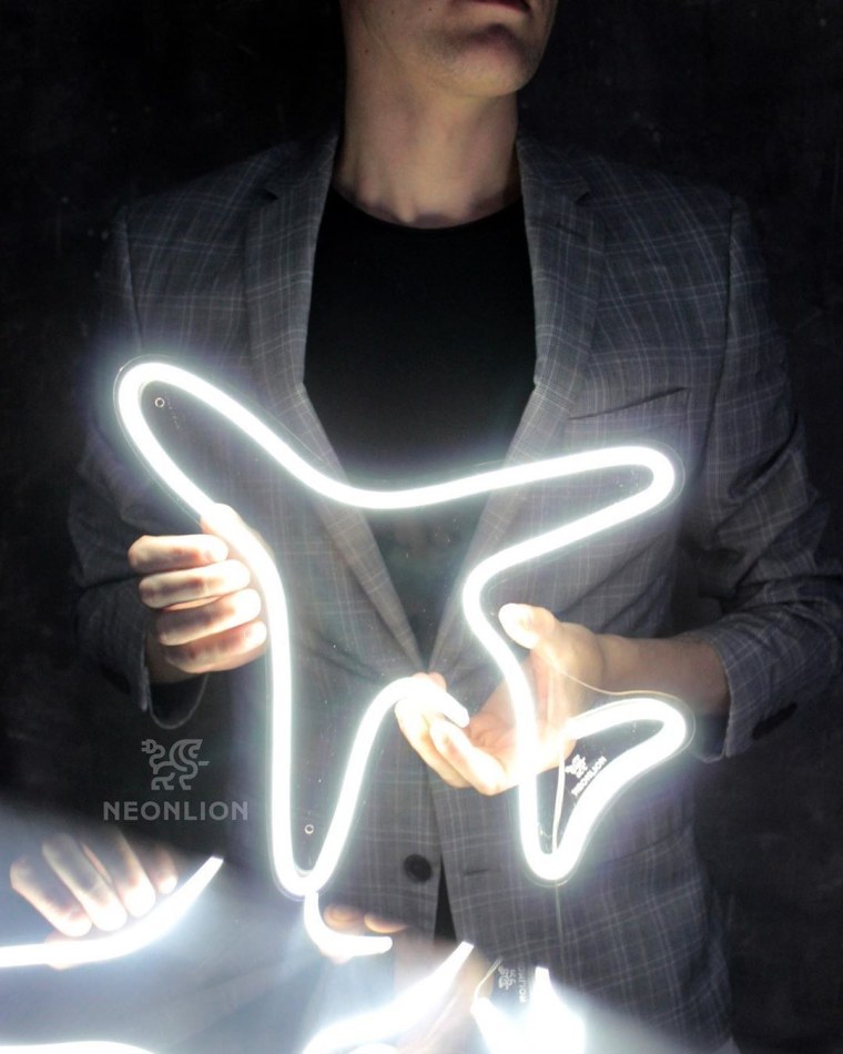 Неоновая вывеска самолет