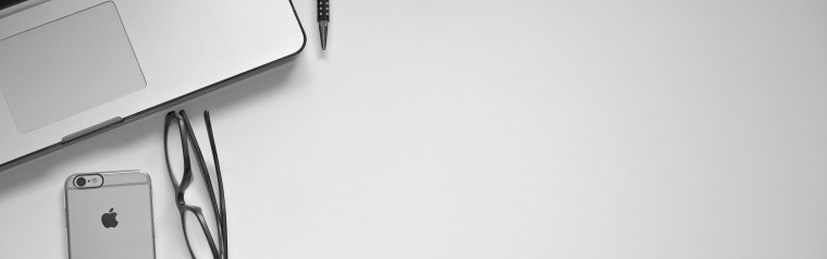 Ноутбук на столе вид сверху