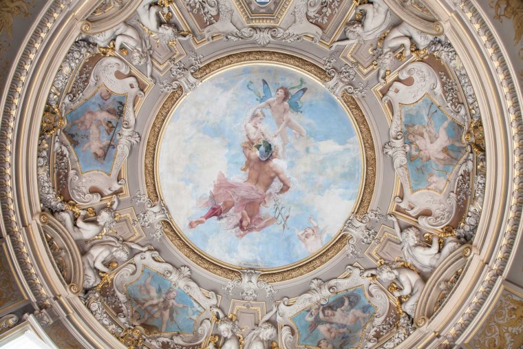 Гипсовая голова в интерьере