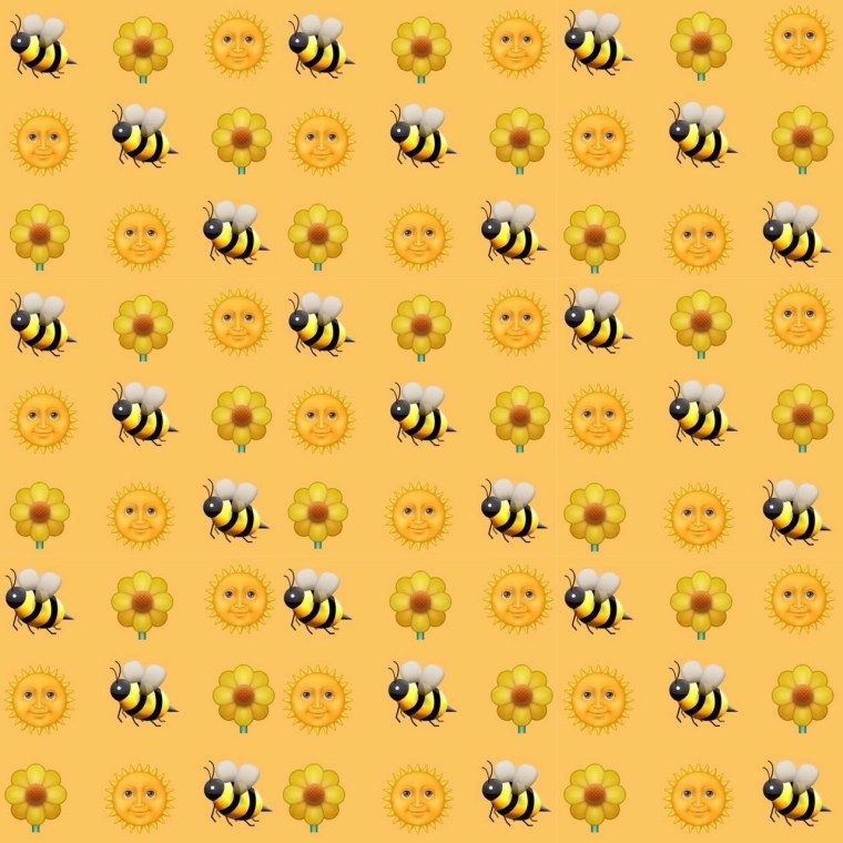 Улыбка на желтом фоне