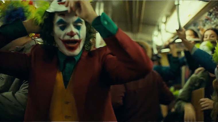 Джокер Хоакин Феникс танцует