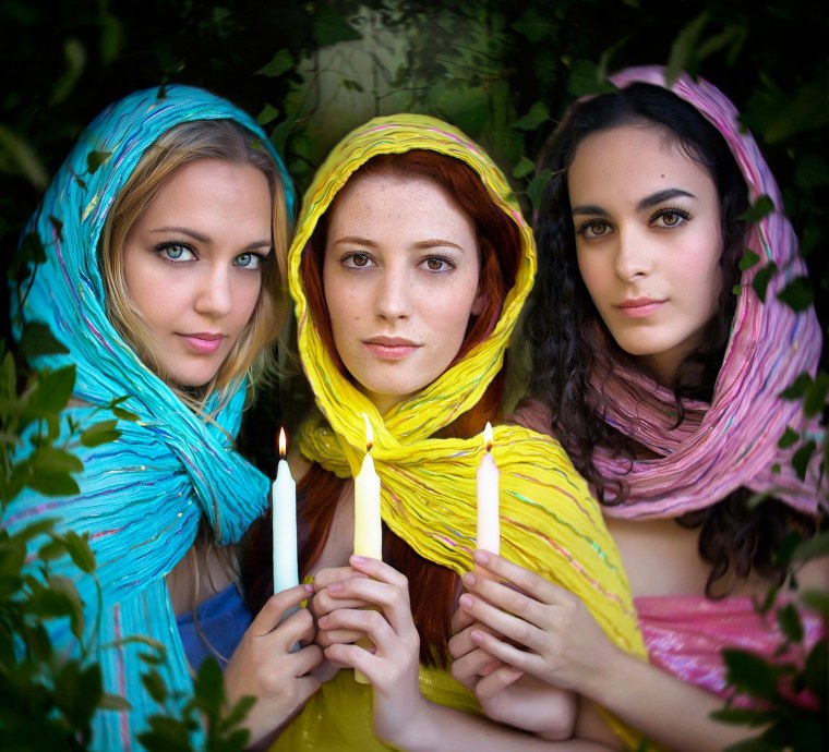 Три красивых девочки