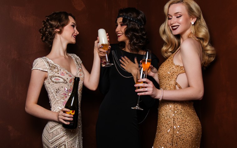 Девушка с бокалом шампанского