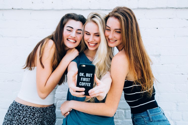 Три красивые подруги