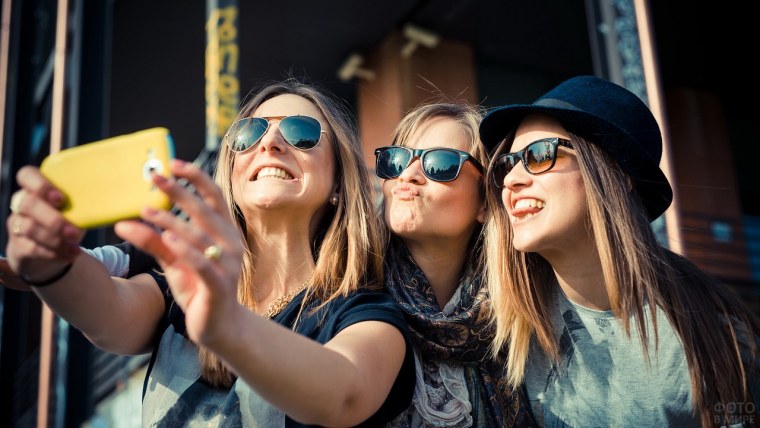 Девушки подружки