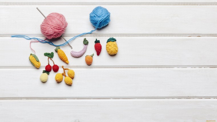 Клубки ниток на столе