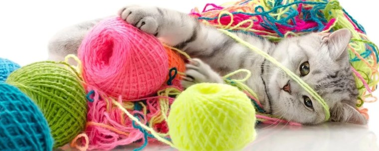 Корзина с клубками пряжи