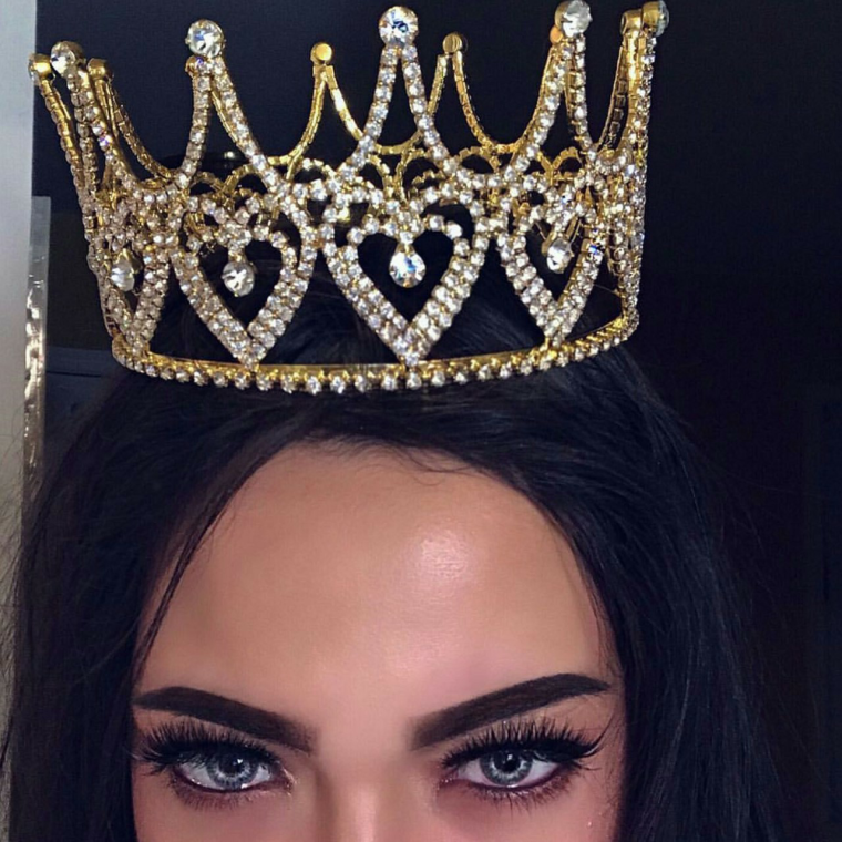 Девушка в короне