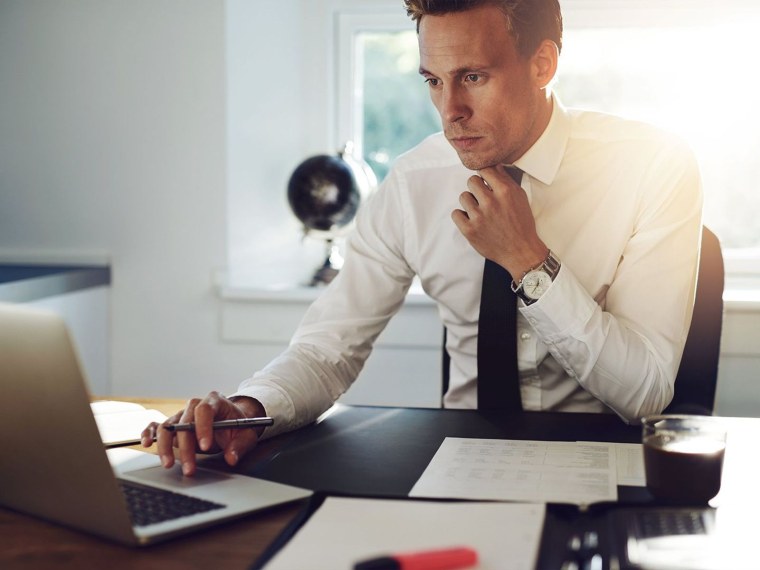 Мужчина за столом