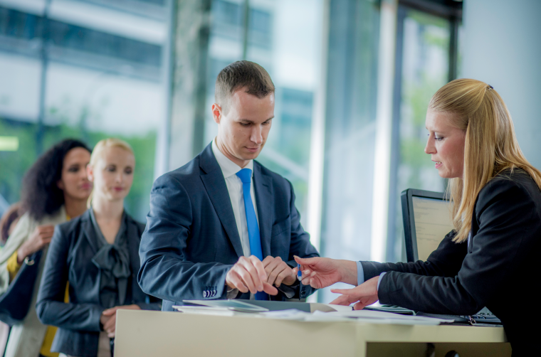 Человек в банке