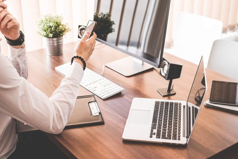 Человек за рабочим столом