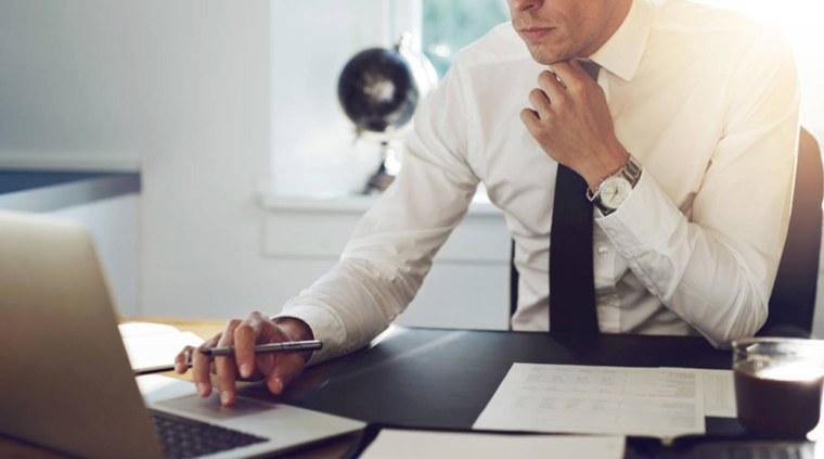 Мужчина за столом