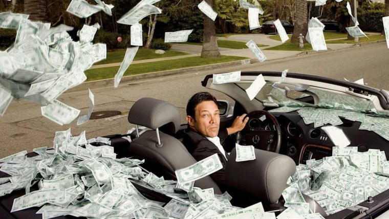 Мужчина в костюме за столом