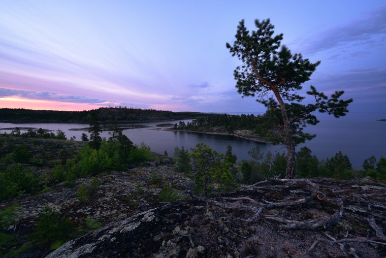 Белой ночью на озере в Карелии