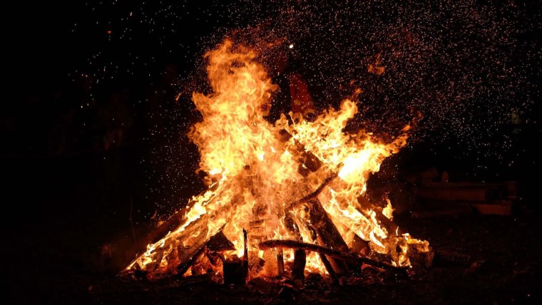 Горящий костер