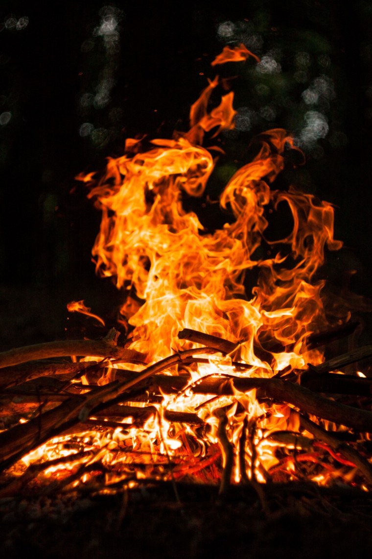 Девушка возле костра