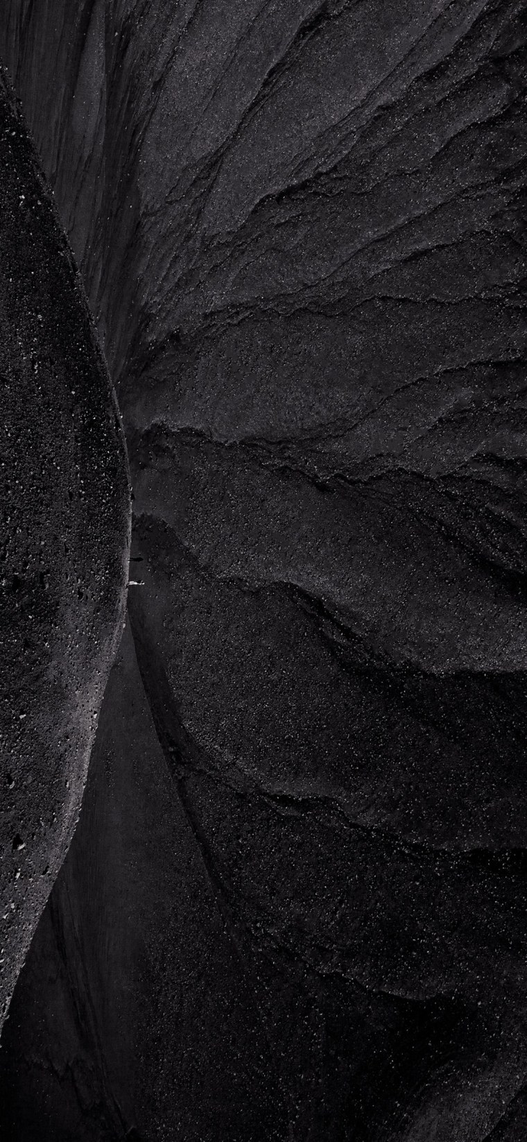 Золото на черном фоне