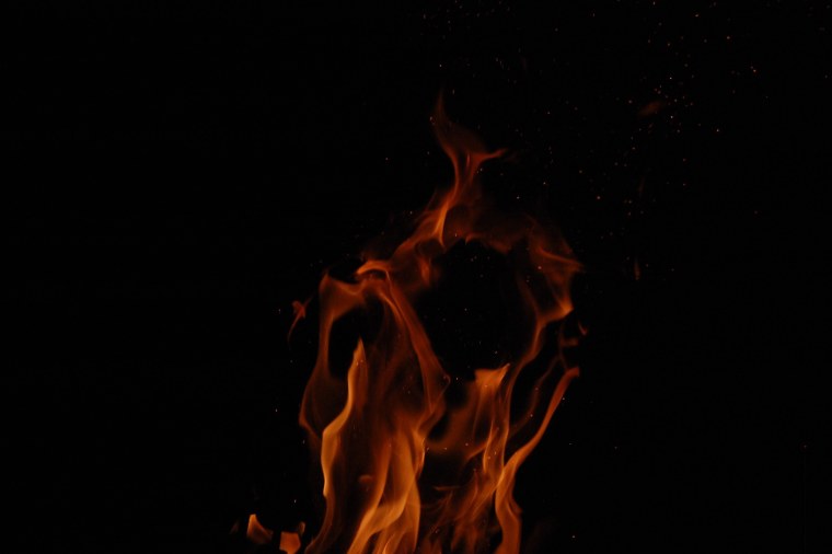 Пламя на черном фоне