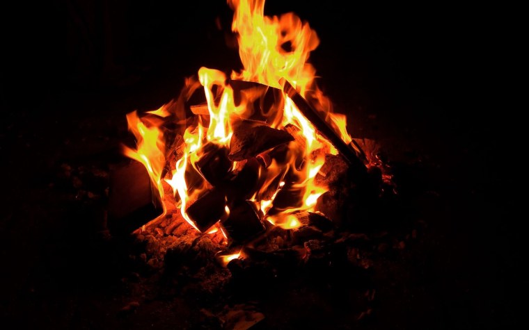 Пламя на черном фоне