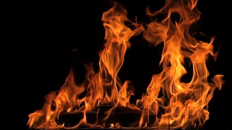 Огонь на черном фоне