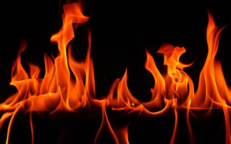 Пламя на черном фоне