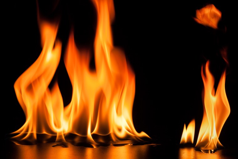 Огонь на черном фоне