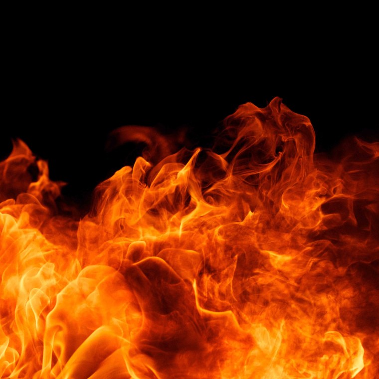 Огненный дракон на черном фоне