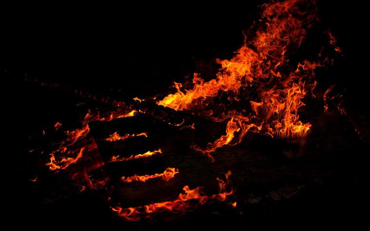 Желтые огни на черном фоне