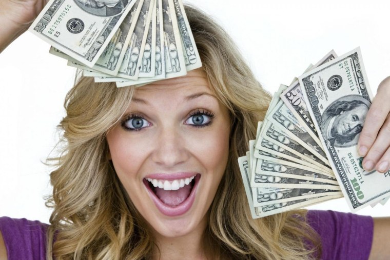 Деньги в руках девушки