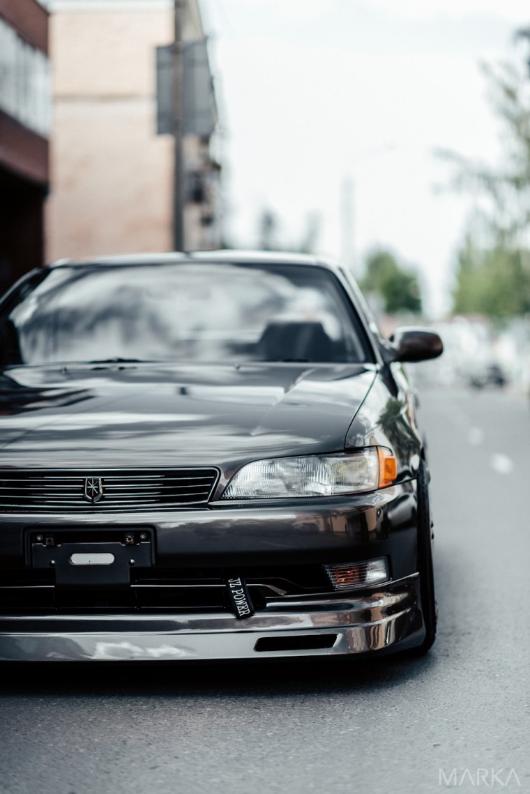 Тойота Марк 2 90 вертикально