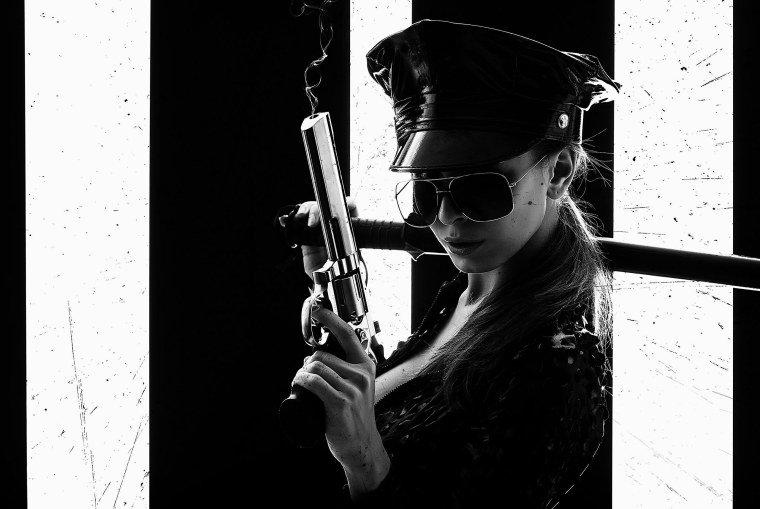 Женщина с револьвером