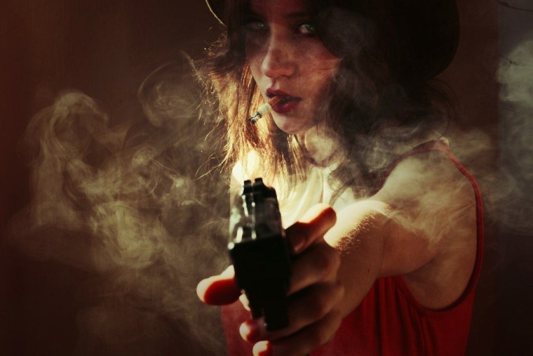 Женщина стреляет