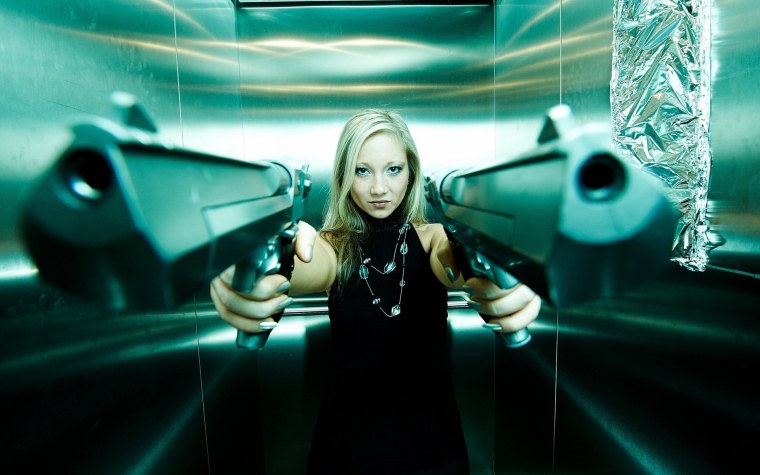 Блондинка с револьвером