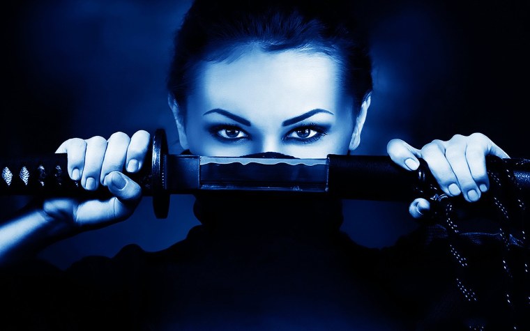 Девушка с оружием