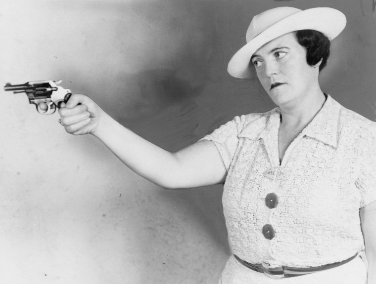 Женщина с револьвером