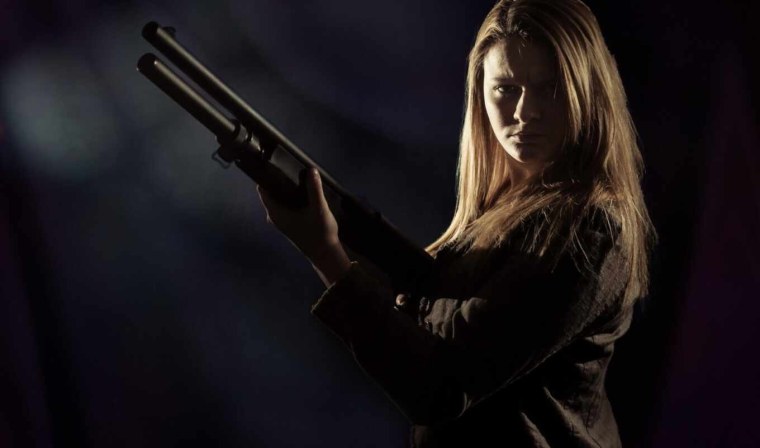 Девушка с дробовиком