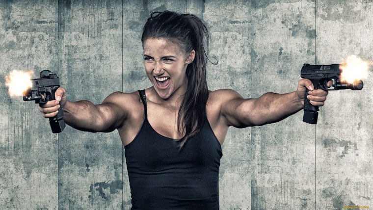 Женщина стреляет