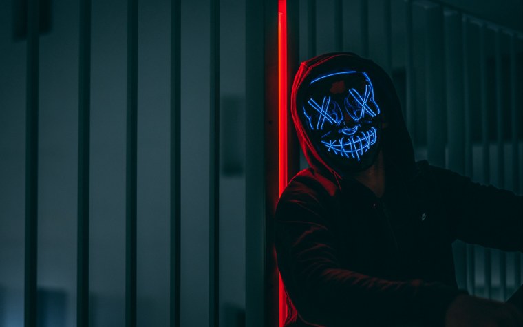 Парень в маске и капюшоне