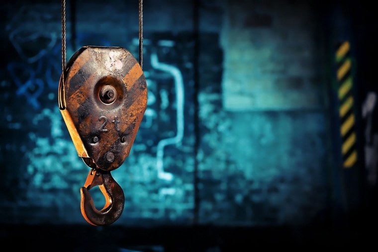 Подъемный кран на заводе крюк